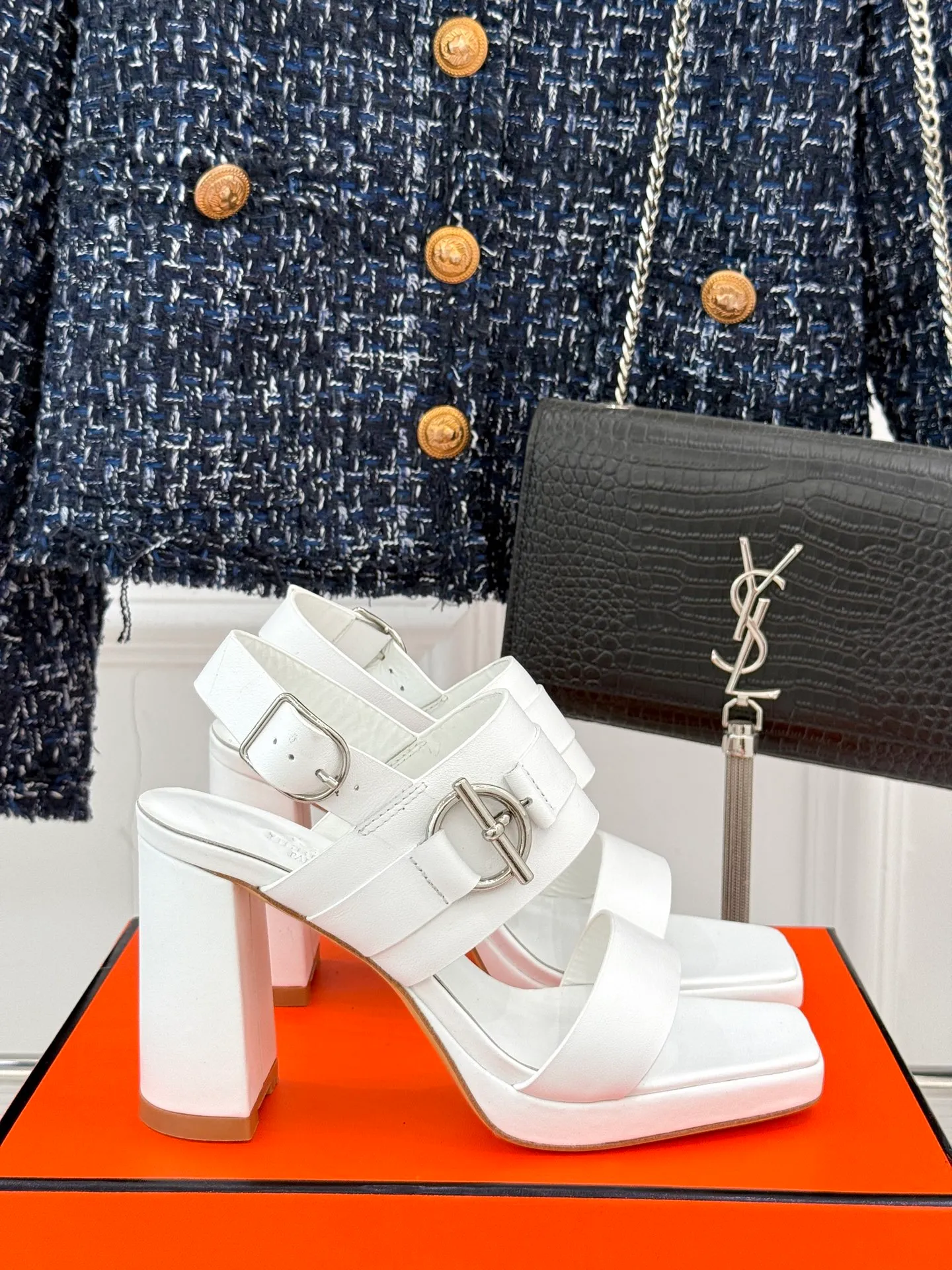 👟👟Ex-factory price 660👟👟Hermès/Hermès classic waterproof platform strap, thick heel high-heeled sandals, extremely retro design, strong exotic style, full of fashion, and stylish when worn casually. The simple style is great when paired with a sense of high-end. It’s hard not to love the versatile colors and smooth lines! The fabric is made of imported cowhide/sheep leather. The inner feet are all lambskin. Water platform: 2cm. Heel height: 9.5cm. Italian imported cowhide leather outsole. Size: 35-39 (40/41/42 customized)